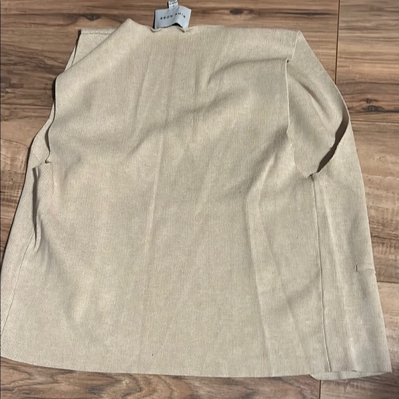 Elegant Beige Women's Pants & Vest Set - Picture 3 of 6